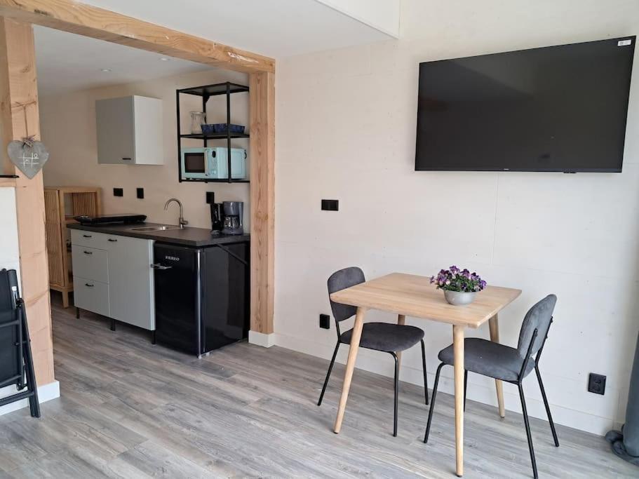 Strandhuisje Freek, 900 M Van Zee En Strand 칼란트소그 외부 사진